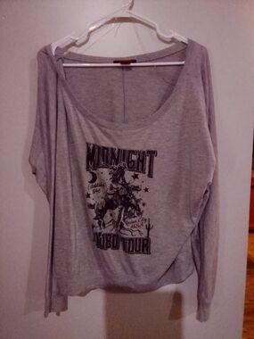 Women's Gray Scoop-Neck Long Sleeve Graphic Top